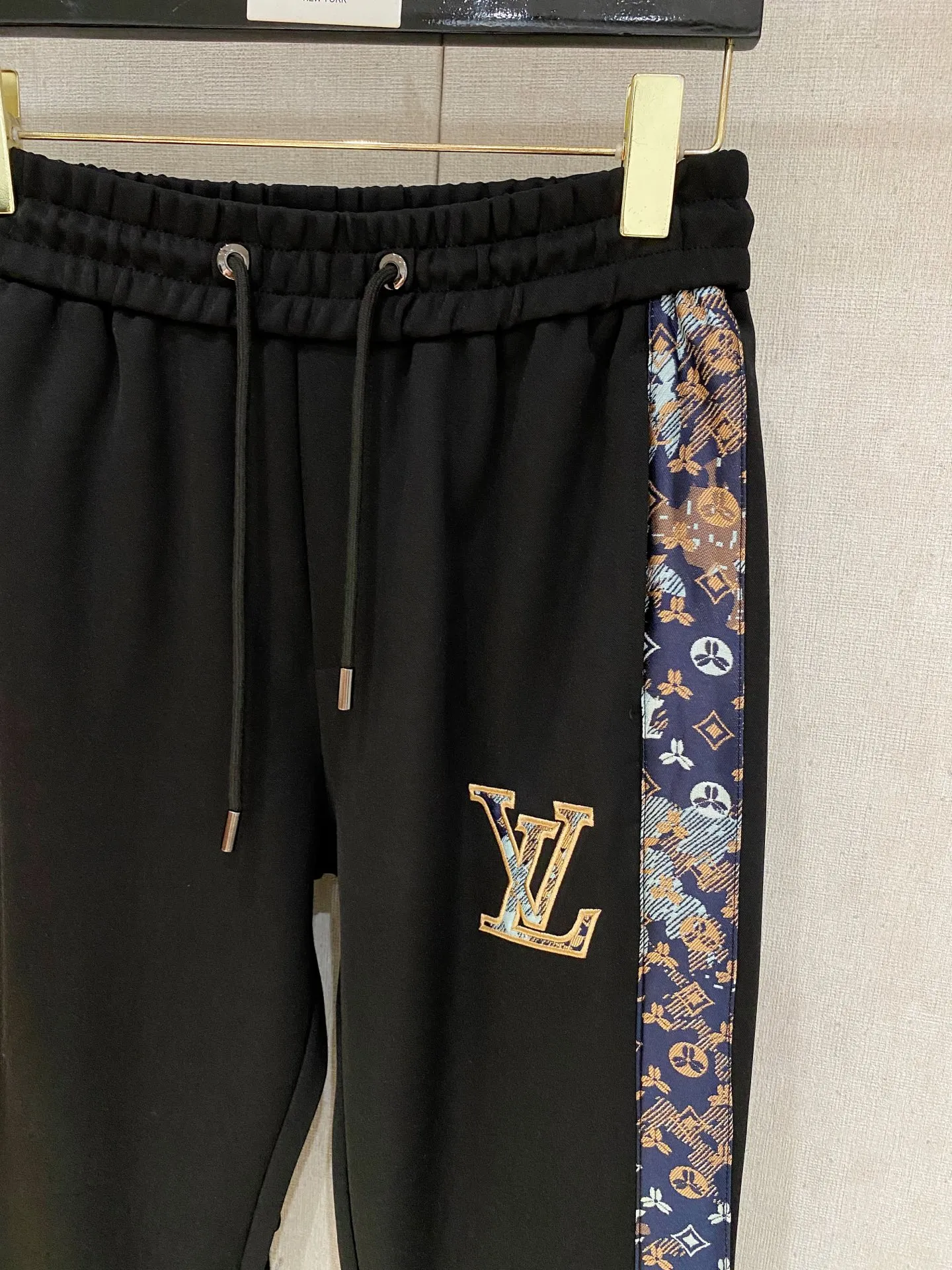 🅿️720 LV hot-selling suit is coming. Focus on the original version of the official website. 2025 new hot-selling cardigan suit. The original order is the best. 🇭🇰The meticulous work of top designers. It has a fitting and perfect upper body effect. All-natural high-quality Tencel Roman cotton 100%, close-fitting comfort, noble and elegant! Original hardware embodies elegance and nobility! Counter size: M-3XL (maximum wear up to 190 pounds)